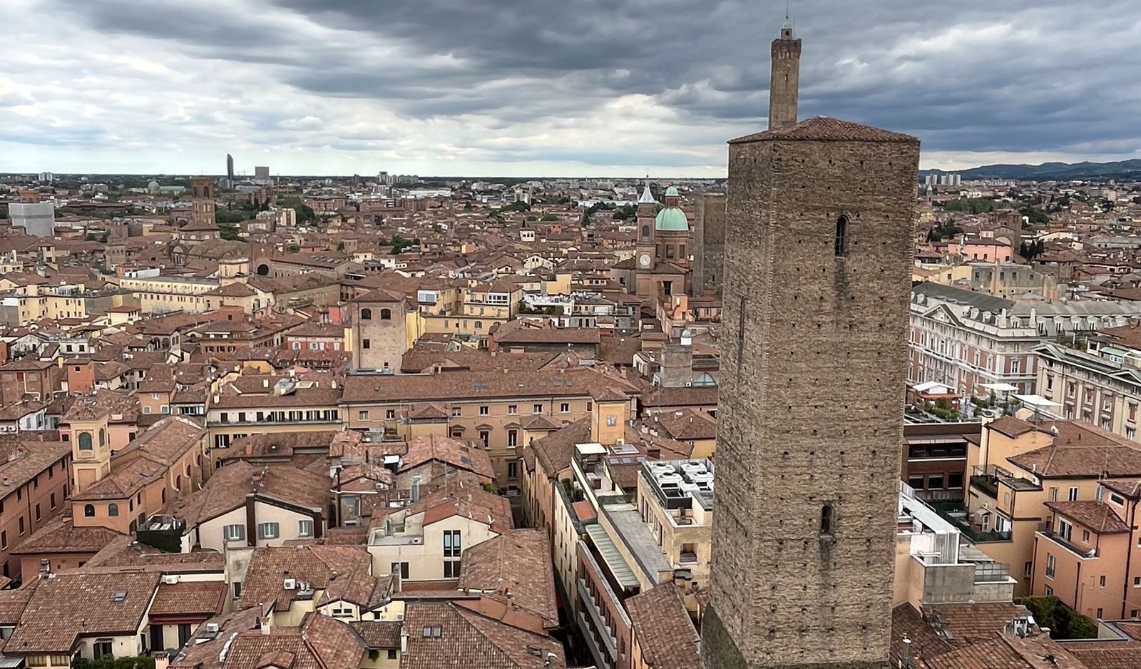 Veduta dei tetti e delle torri del centro storico di Bologna